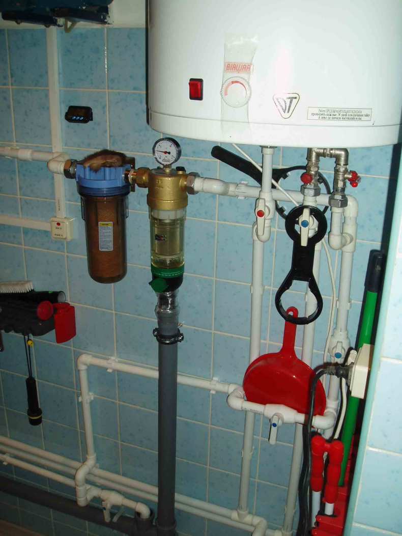 Как провести воду в частный дом: разводка воды через тройник из скважины к центральному водопроводу своими руками