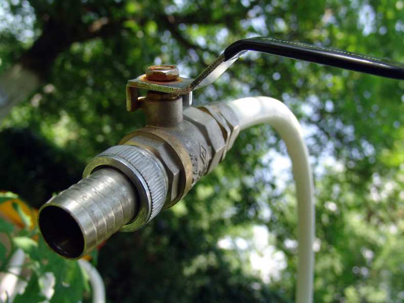 Летний водопровод своими руками: особенности проводки на даче и в частном доме простых или сложных схем водопровода из труб ПНД